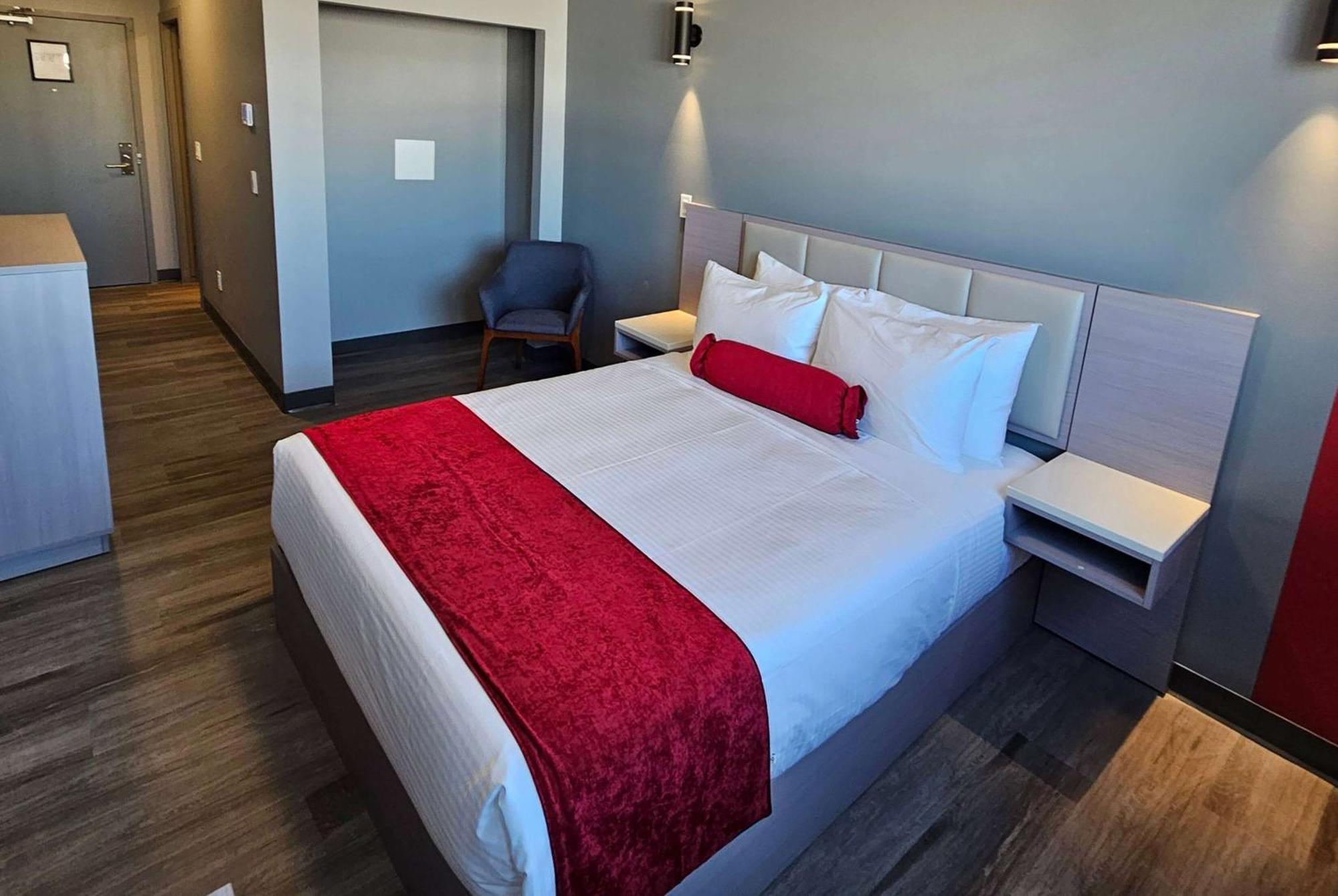 Ramada By Wyndham West Edmonton Hotel & Suites Exterior photo