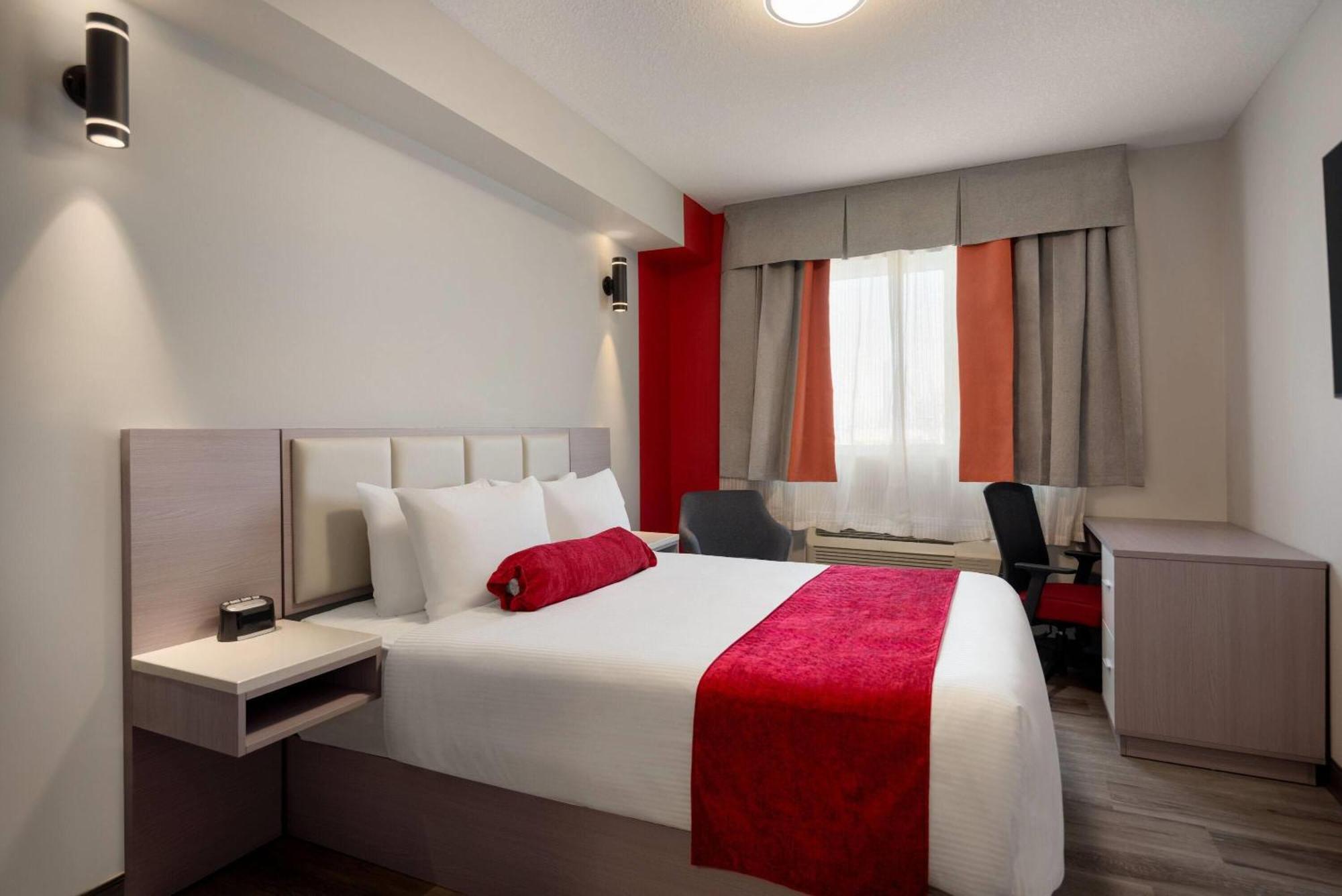 Ramada By Wyndham West Edmonton Hotel & Suites Exterior photo