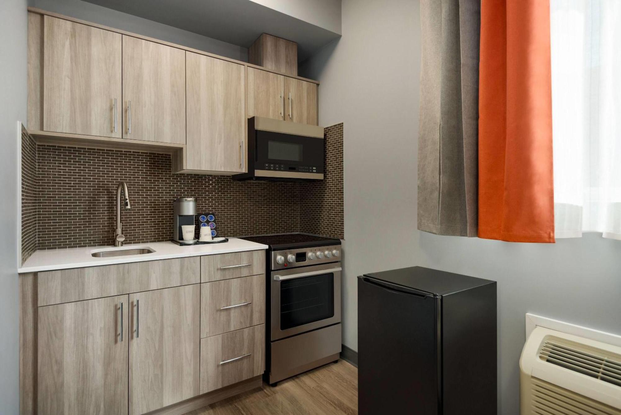 Ramada By Wyndham West Edmonton Hotel & Suites Exterior photo