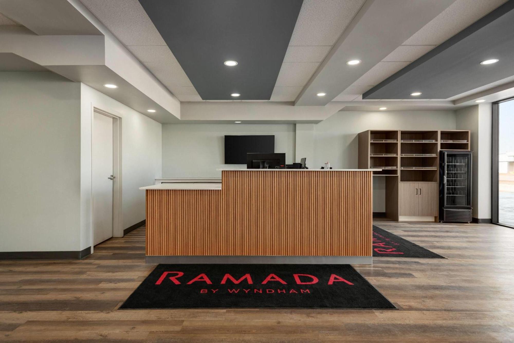 Ramada By Wyndham West Edmonton Hotel & Suites Exterior photo